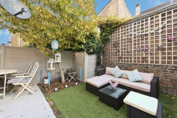 2 Bedroom Flat To Rent In Jedburgh Street, SW11