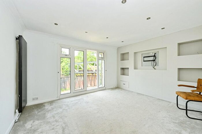 2 Bedroom Flat For Sale In Nutfield Road, Merstham, Redhill, Surrey, RH1