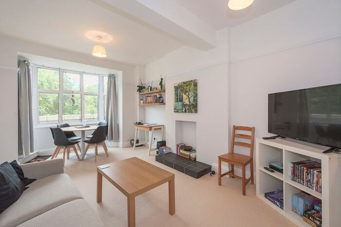 2 Bedroom Flat To Rent In The Pavement, London, SW4