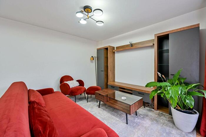 2 Bedroom Flat To Rent In Holywell Close, South Bermondsey, London, SE16