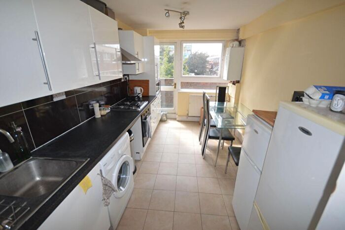 3 Bedroom Flat To Rent In Coatbridge House, Carnoustie Drive, London, N1