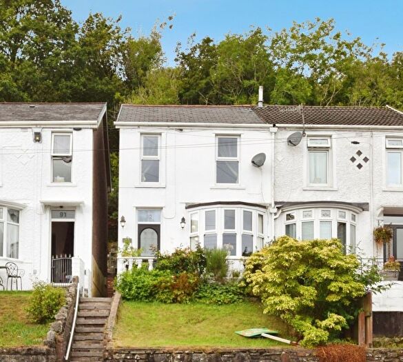 3 Bedroom End Of Terrace House For Sale In Llwydarth Road, Maesteg, CF34