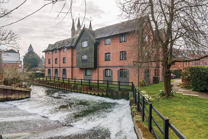 2 Bedroom Flat To Rent In West Mills, Newbury, RG14