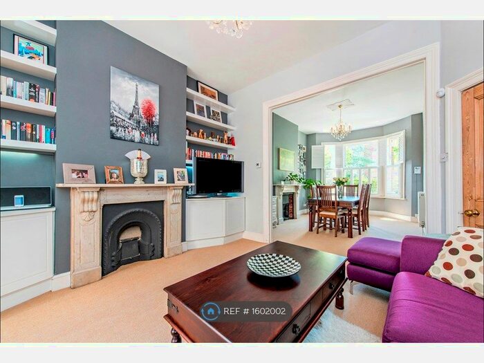 2 Bedroom Flat To Rent In Rossiter Road, London, SW12