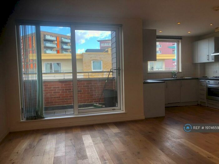 2 Bedroom Flat To Rent In School House, London, E14