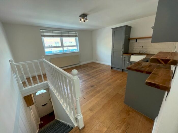 2 Bedroom Flat To Rent In High Street, Hampton Hill, Hampton, TW12