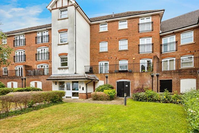 2 Bedroom Apartment For Sale In Woodfield Road, Crawley, RH10