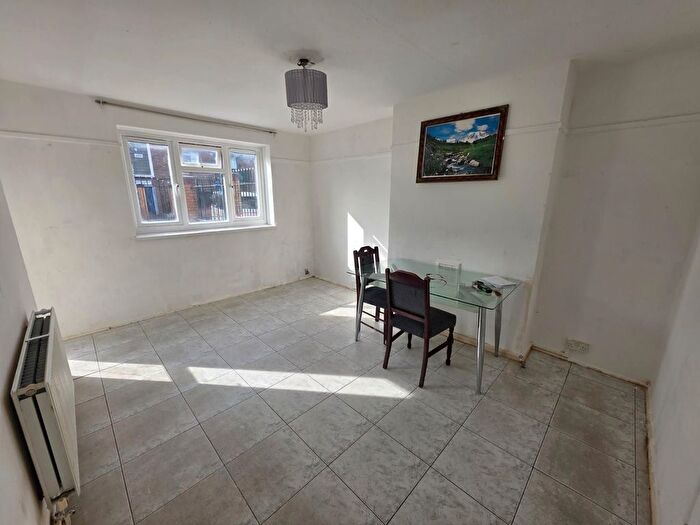 2 Bedroom Flat To Rent In Langdon Crescent, London, E6