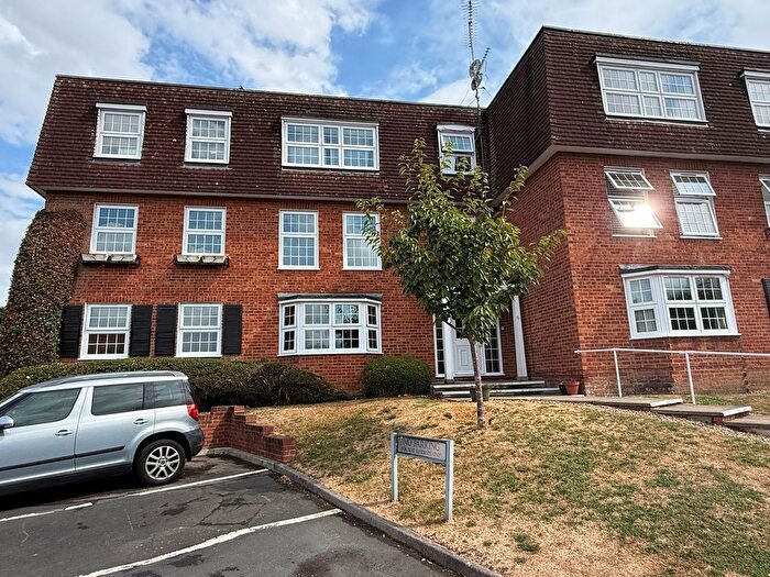 2 Bedroom Flat For Sale In Milton Gardens, Wokingham, RG40