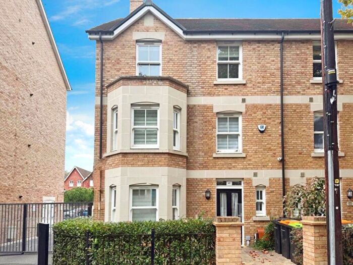 6 Bedroom End Of Terrace House For Sale In Warwick Avenue, Bedford, Bedfordshire, MK40