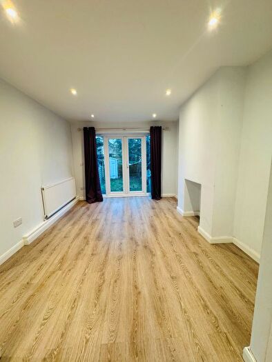 3 Bedroom Flat To Rent In Fernwood Avenue, Wembley, HA0