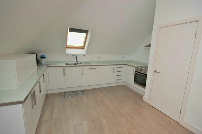 2 Bedroom Flat To Rent In Ruxley Lane, West Ewell, Surrey, KT19