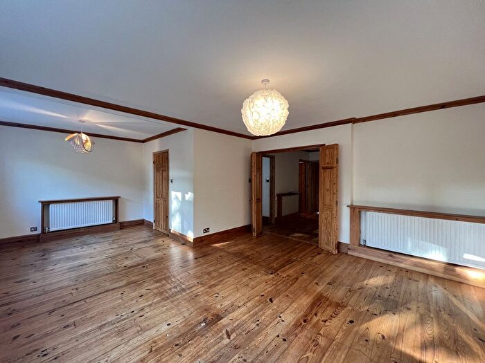 2 Bedroom Flat To Rent In Lansdowne Road, London, SW20