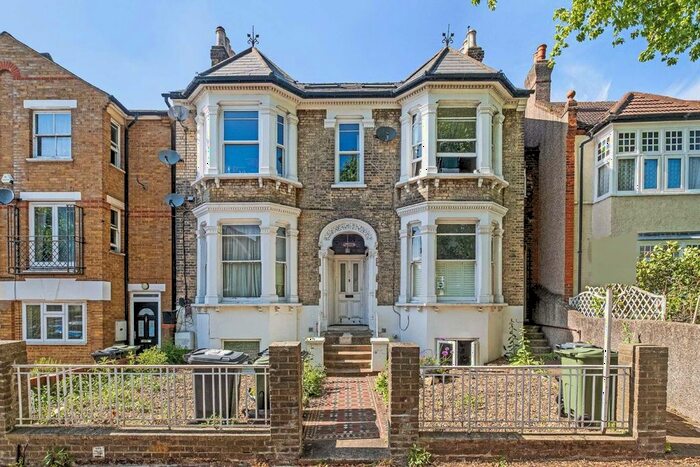 3 Bedroom Flat To Rent In Lewin Road, London, SW16