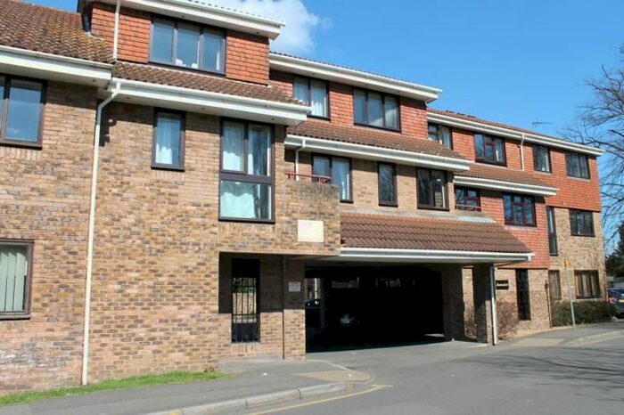 1 Bedroom Flat To Rent In Leacroft, Staines-Upon-Thames, Surrey, TW18