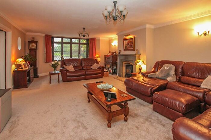 5 Bedroom Detached House For Sale In Nags Head Lane, Brentwood, CM14