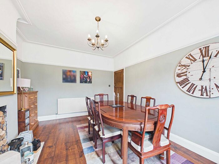 3 Bedroom Semi-Detached House For Sale In Ambleside Drive, Southend-On-Sea, SS1 - Photo 8