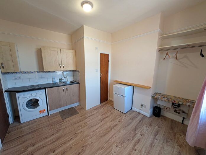 Studio To Rent In High Road, Willesden, NW10