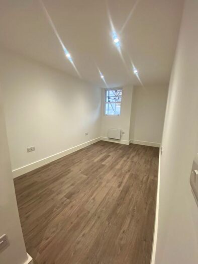 3 Bedroom Flat To Rent In Earls Court Road, London, SW5
