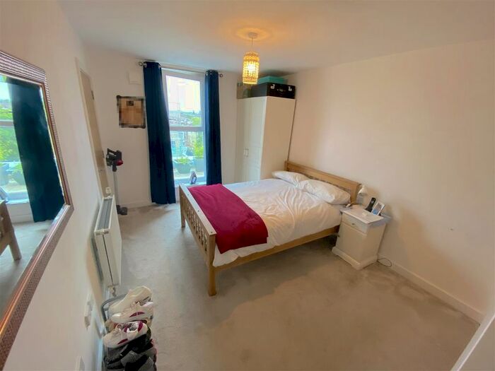 2 Bedroom Flat To Rent In Dukes Court, Pontes Avenue, Hounslow, TW3