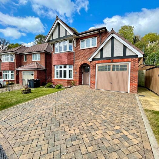 3 Bedroom Detached House For Sale In Armstrong Road, Luton, Bedfordshire, LU2