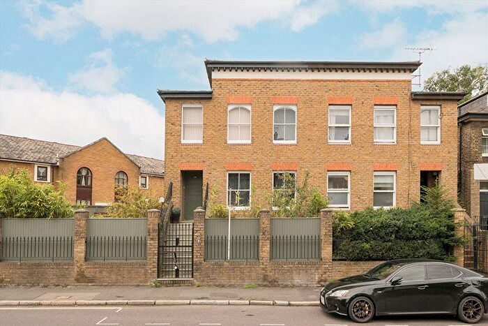4 Bedroom Semi-Detached House For Sale In Terrace Road, Hackney, E9