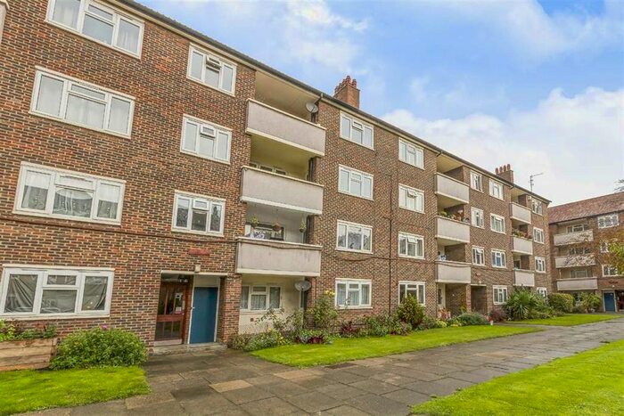 2 Bedroom Flat To Rent In Brick Farm Close, Kew, Richmond, TW9