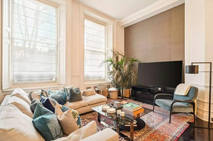 2 Bedroom Flat To Rent In Cadogan Square, Knightsbridge, London, SW1X