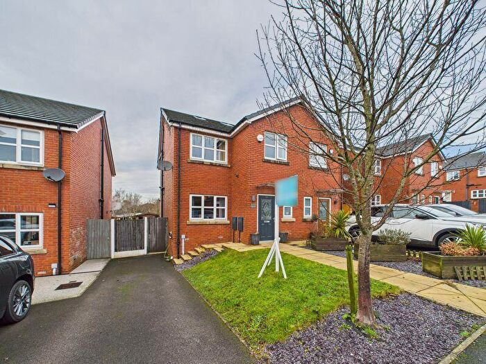 4 Bedroom Semi Detached House For Sale In Kings Road, Shaw, Oldham, OL2