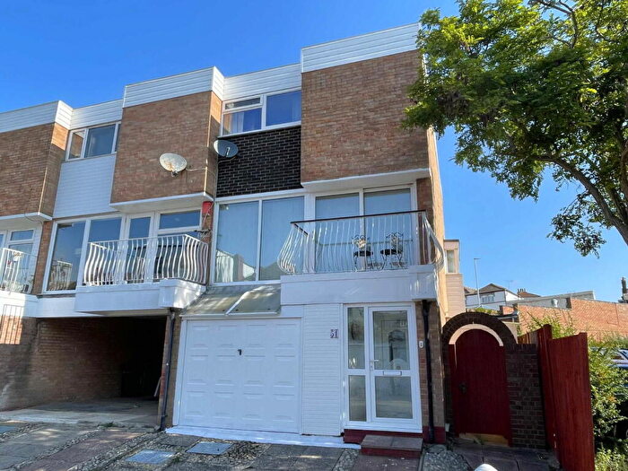 4 Bedroom End Of Terrace House For Sale In Somerset Road, Southsea, PO5