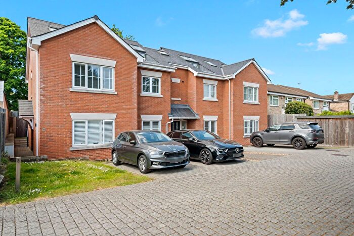 2 Bedroom Maisonette For Sale In Roland Way, Worcester Park, KT4