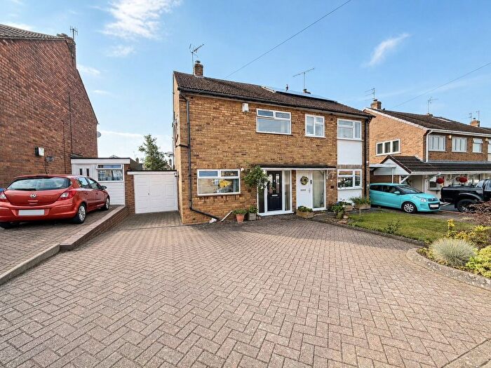 3 Bedroom Semi Detached House For Sale In Newfield Drive, Kingswinford, DY6