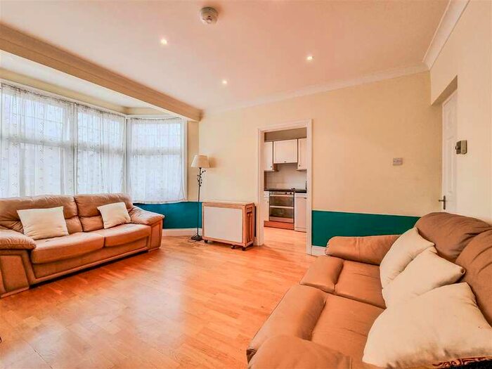 3 Bedroom Flat To Rent In Claremont Avenue, New Malden, KT3