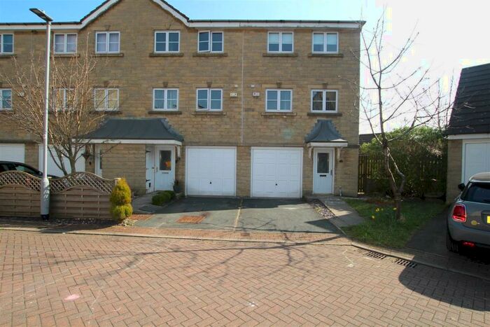 3 Bedroom Town House To Rent In Winscar Avenue, Clayton Heights, Bradford, BD6