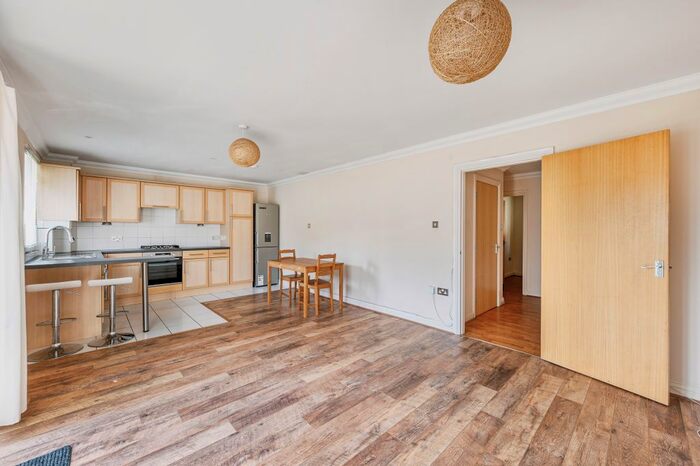 2 Bedroom Flat To Rent In White Lodge Close, Isleworth, TW7