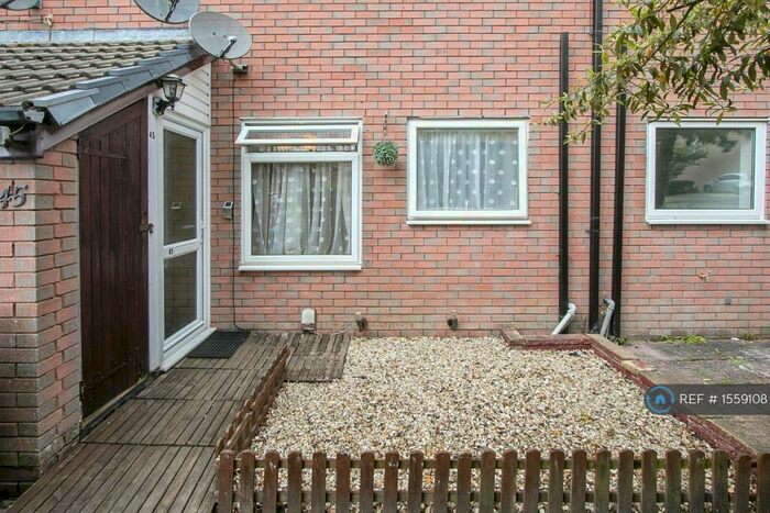 2 Bedroom Flat To Rent In Hooke Close, Poole, BH17