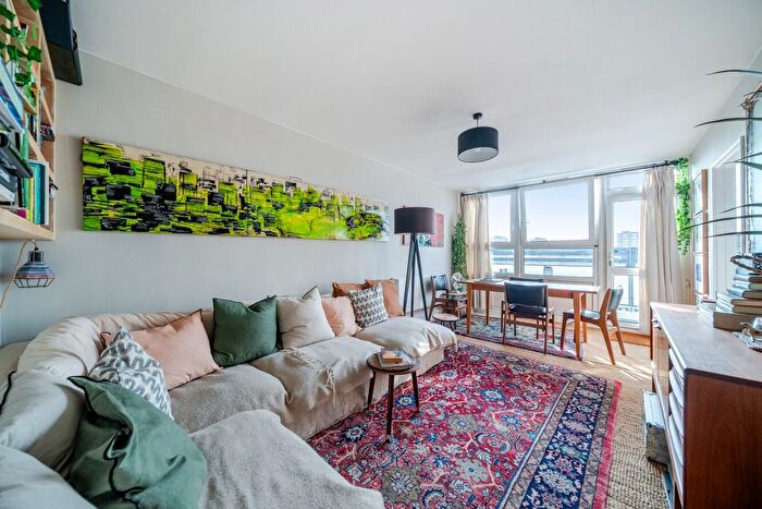 2 Bedroom Flat For Sale In Rosenau Road, London, SW11