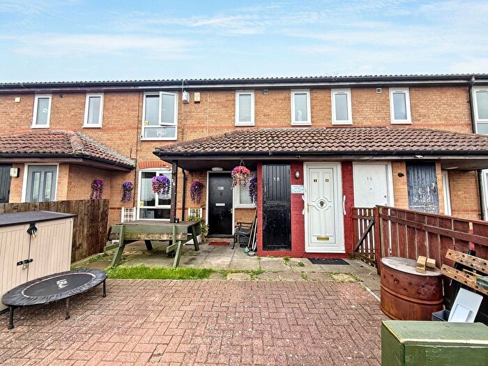 2 Bedroom Flat For Sale In Whinmoor Place, Newcastle Upon Tyne, NE5