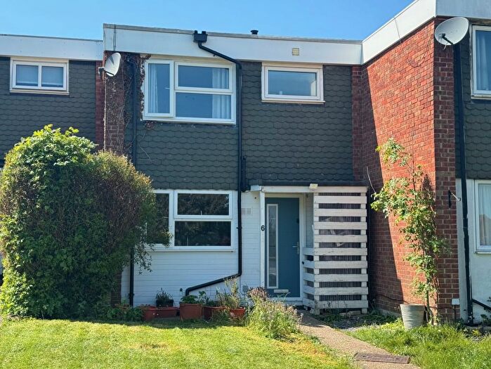 3 Bedroom Terraced House For Sale In Windsor Close, Guildford, GU2