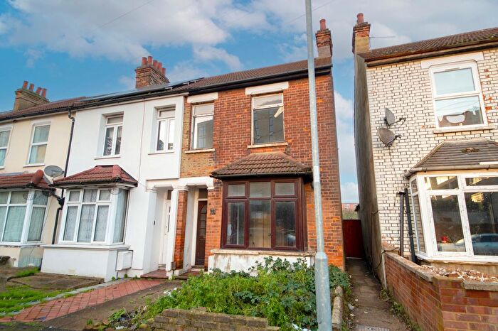 3 Bedroom End Terrace House For Sale In Blyth Road, Hayes, UB3