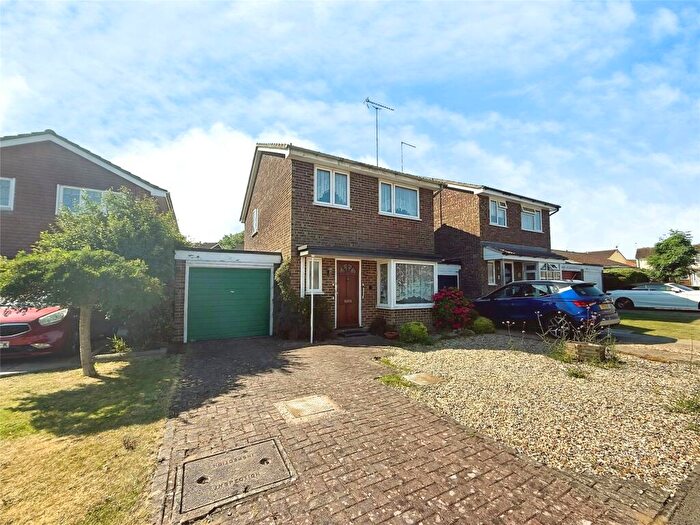 3 Bedroom Link Detached House For Sale In Lake Close, Winslow, MK18