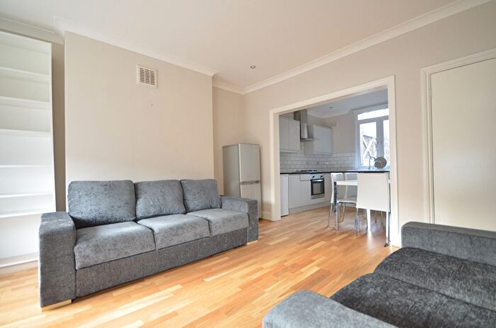 2 Bedroom Flat To Rent In Hackney Road, London, E2