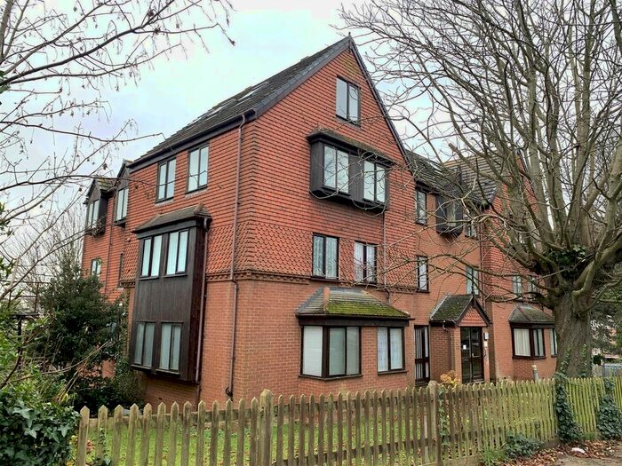 2 Bedroom Flat To Rent In De Cham Road, St. Leonards-On-Sea, TN37