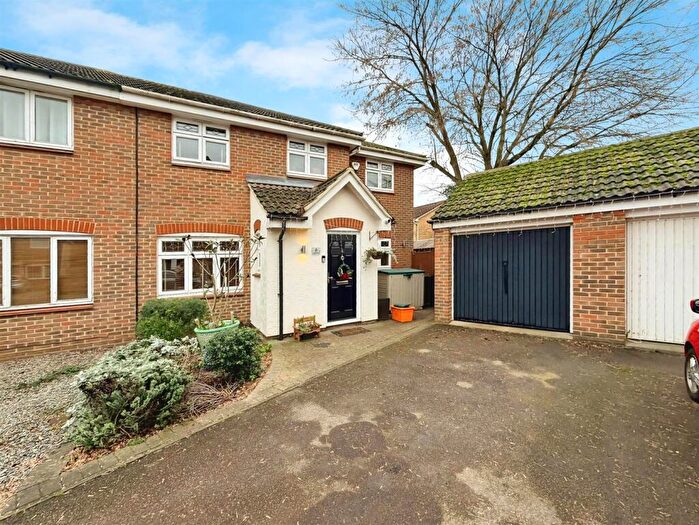 4 Bedroom Semi Detached House For Sale In Chatton Close, Wickford, Essex, SS12