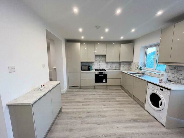 4 Bedroom Semi-Detached House To Rent In Dundela Gardens, Worcester Park, Greater London, KT4