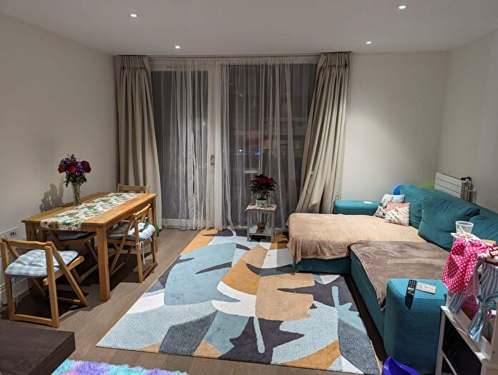 2 Bedroom Flat To Rent In Queenshurst Square, Kingston Upon Thames, KT2