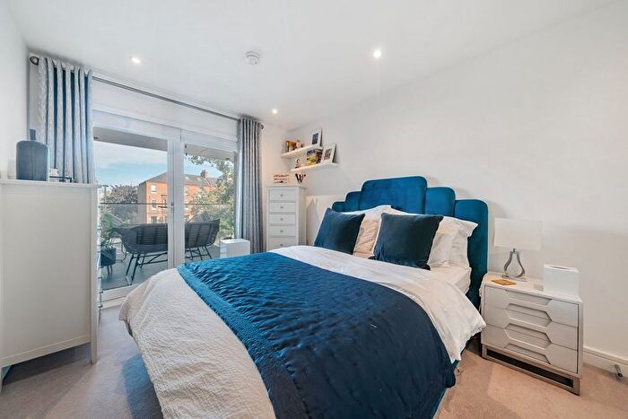 1 Bedroom Flat For Sale In Bradley Road, Clapham, London, SW4