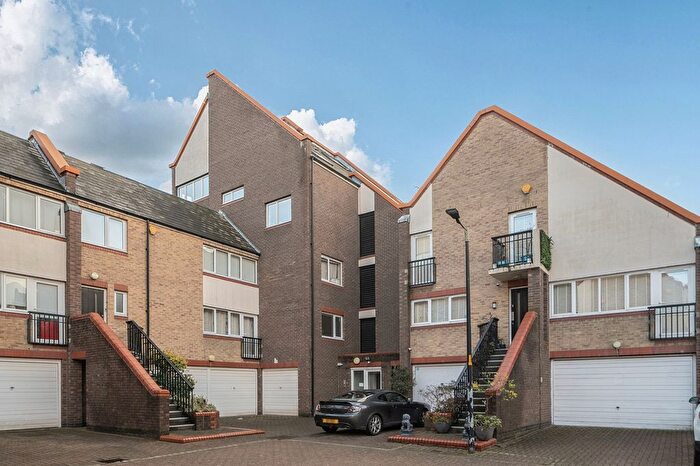 1 Bedroom Flat For Sale In Admiral Place, London, SE16