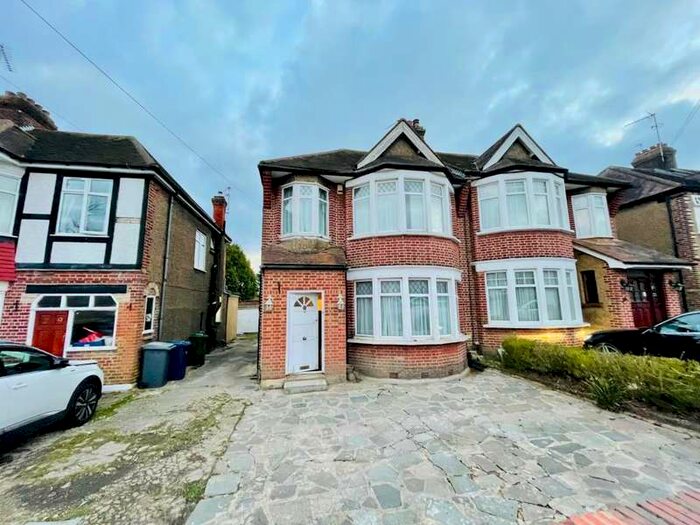 3 Bedroom Semi-Detached House To Rent In Laurel Way, London, N20