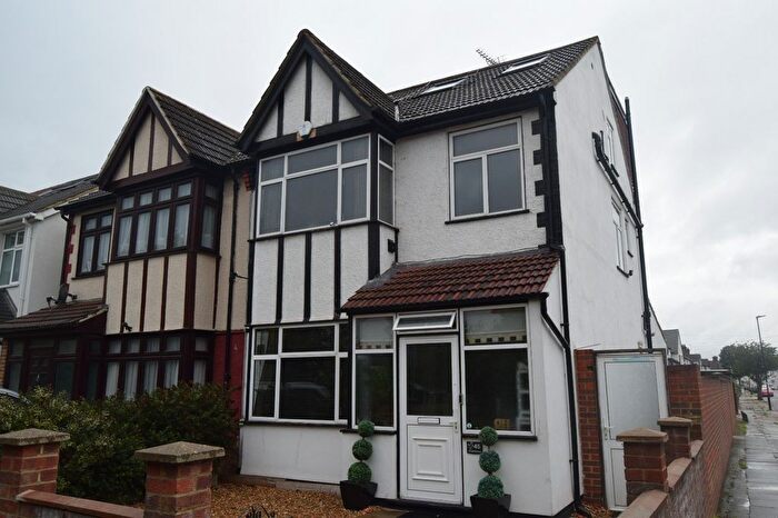 4 Bedroom Semi-Detached House To Rent In Hounslow, TW4